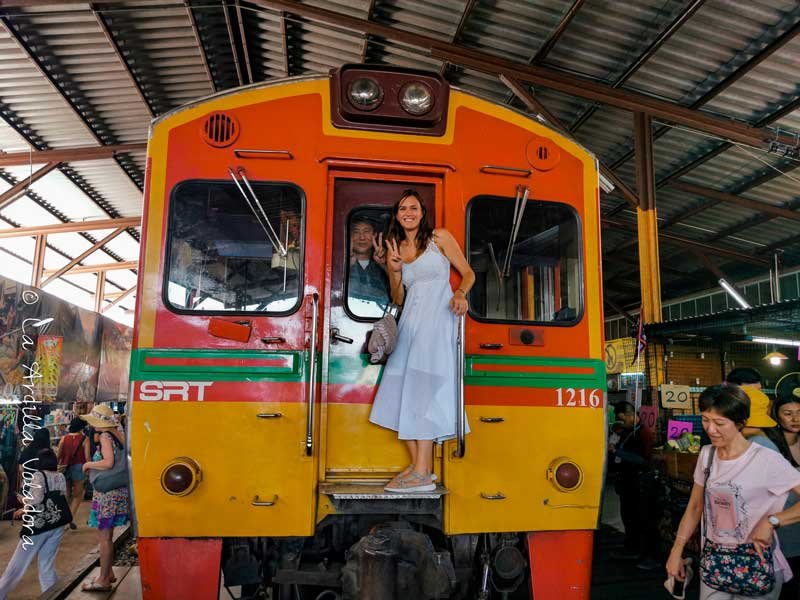 Mercado de las Vías del Tren, ruta por Tailandia