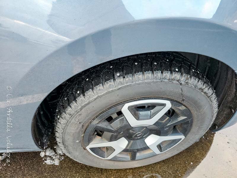 Coches en Islandia en invierno